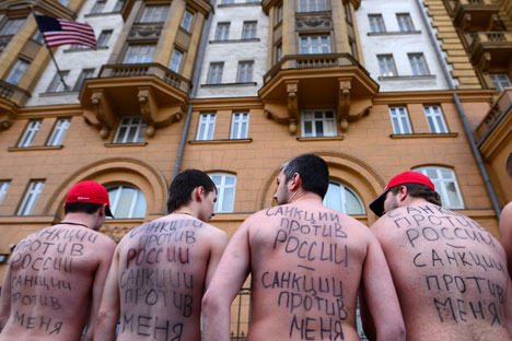 "Sanctions against Russia are sanctions against me!" People participate in a rally outside the U.S. embassy in Moscow. Source: RIA Novosti / Evgeny Biyatov
