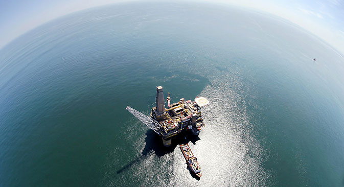 The platform's installation is clear evidence that Russia continues to expand its presence on the Arctic shelf. Source: Itar-Tass