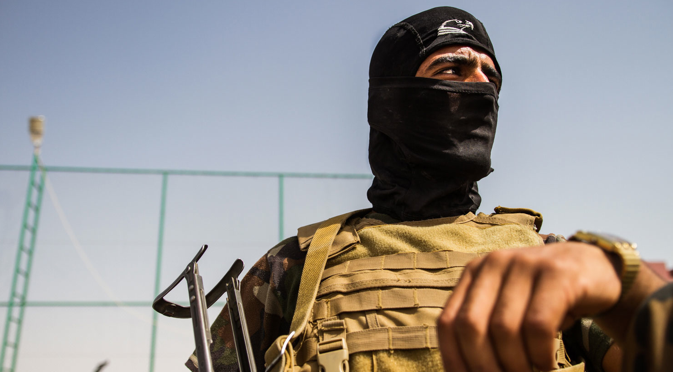 Miliciano kurdo vigila si hay francotiradores del Estado Islámico. 