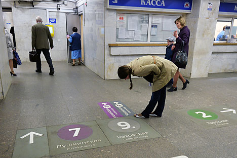 A new floor sign system at the Moscow metro's Pushkinskaya station. Source: Vladimir Pesnya / RIA Novosti