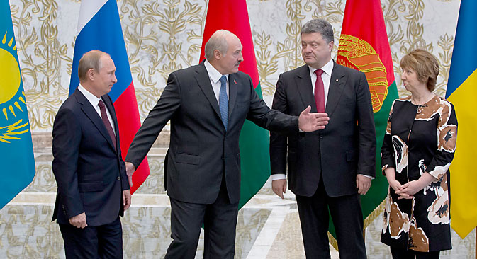 Belarusian President Alexander Lukashenko, second left, welcomes Russian President Vladimir Putin, left, Ukrainian President Petro Poroshenko, second right, and EU foreign policy chief Catherine Ashton, right, to their talks in Minsk. Source: AP