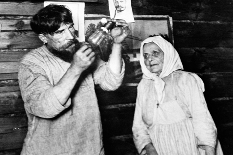 The first incandescent light bulbб 1925. Source: Arkady Shaykhet / TASS
