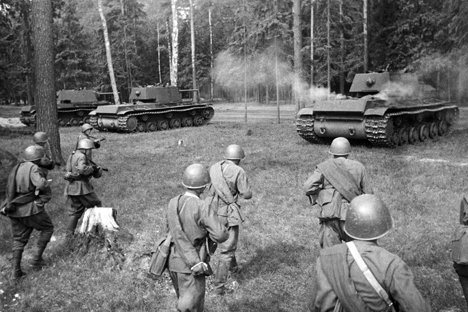 Soviet troops following heavy KV tanks. The Western Front. May 13, 1942. Source: Samary Gurary / RIA Novosti