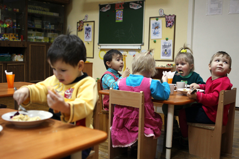 The number of children placed in foster families grew by 2.4 percent – from 61,400 in 2012 to 62,900 in 2013. Source: Konstantin Chalabov / RIA Novosti