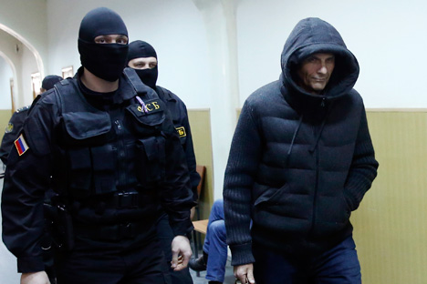 Andrei Ikramov, Governor of Sakhalin region Alexander Khoroshavin's aide, is escorted by Federal Security Service members inside a court building. Source: Reuters