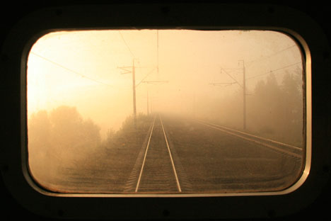 Railway rear view through the window of a train / Getty Images, Legion Media