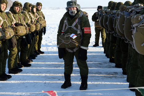 Paratroopers from Training Center No. 242 of the Russian Airborne Force prepare to board aircraft at the Chkalovsky airfield in Omsk. Source: Alexey Malgavko / RIA Novosti