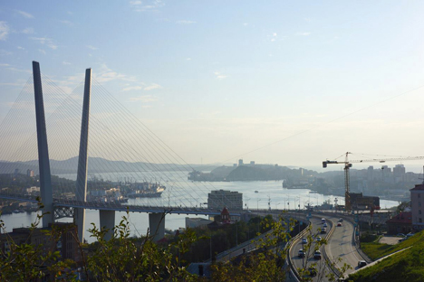 The view of the port zone and the bridge over the Golden Horn bay in Vladivostok. Source: Yulia Shandurenko