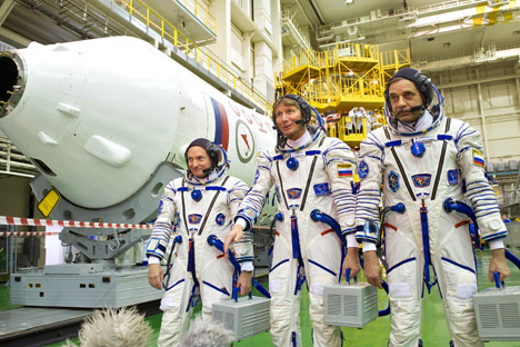 Members of the crew for the Soyuz TMA-16M of the long-haul Expedition 43/44 to the ISS, try on their spacesuits at the Baikonur Cosmodrome, from left: Scott Kelly (US), Gennady Padalka (Russia) and Mikhail Kornienko (Russia). Source: RIA Novosti