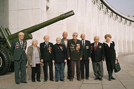 Members of the Moscow Association of Jewish Veterans in front of the Moscow Central Museum of the Great Patriotic War. June, 2010. Source: The Blavatnik Archive