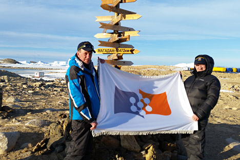 Valery Vladimirov and Yury Fateyev hold the flag of the Siberian Federal University at the Novolazarevskaya station in Antarctica. Source: Valery Vladimirov / Siberian Federal University