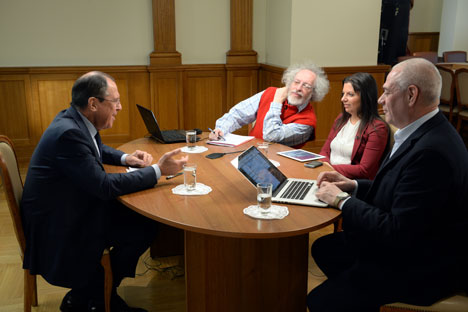Foreign Minister Sergey Lavrov gives an interview to the Ekho Moskvy and Govorit Moskva radio stations. Right to left: Govorit Moskva Editor-in-Chief Sergey Dorenko, Rossiya Segodnya Editor-in-Chief Margarita Simonyan and Ekho Moskvy Editor-in-Chief Alexey Venediktov. Source: Iliya Pitalev / RIA Novosti 
