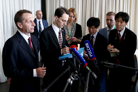 Sergei Naryshkin (left) taking to journalists at the Russian-Japanese Forum on Cooperation in Business, Technology and Culture in Tokyo. Source: Konstantin Zavrazhin / RG