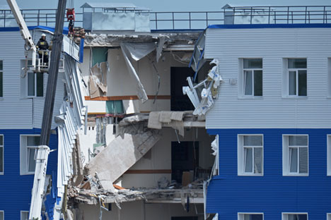 One section of the barracks in the training centre of the Airborne Forces in Omsk collapsed the evening of July 12. Source: Alexey Malgavko/RIA Novosti