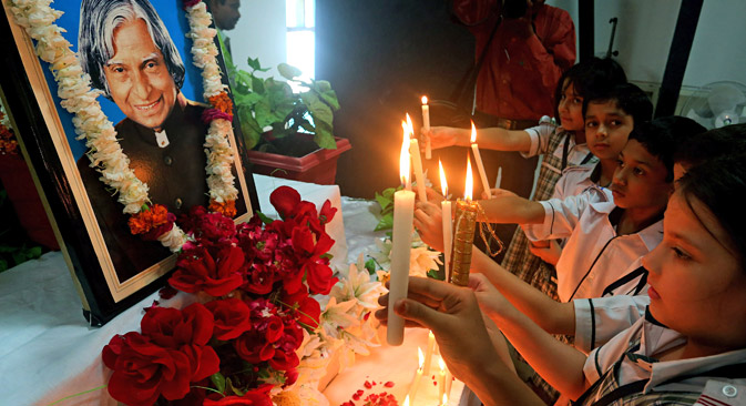 Pupils mourn former Indian President APJ Abdul Kalam. Source: Epa