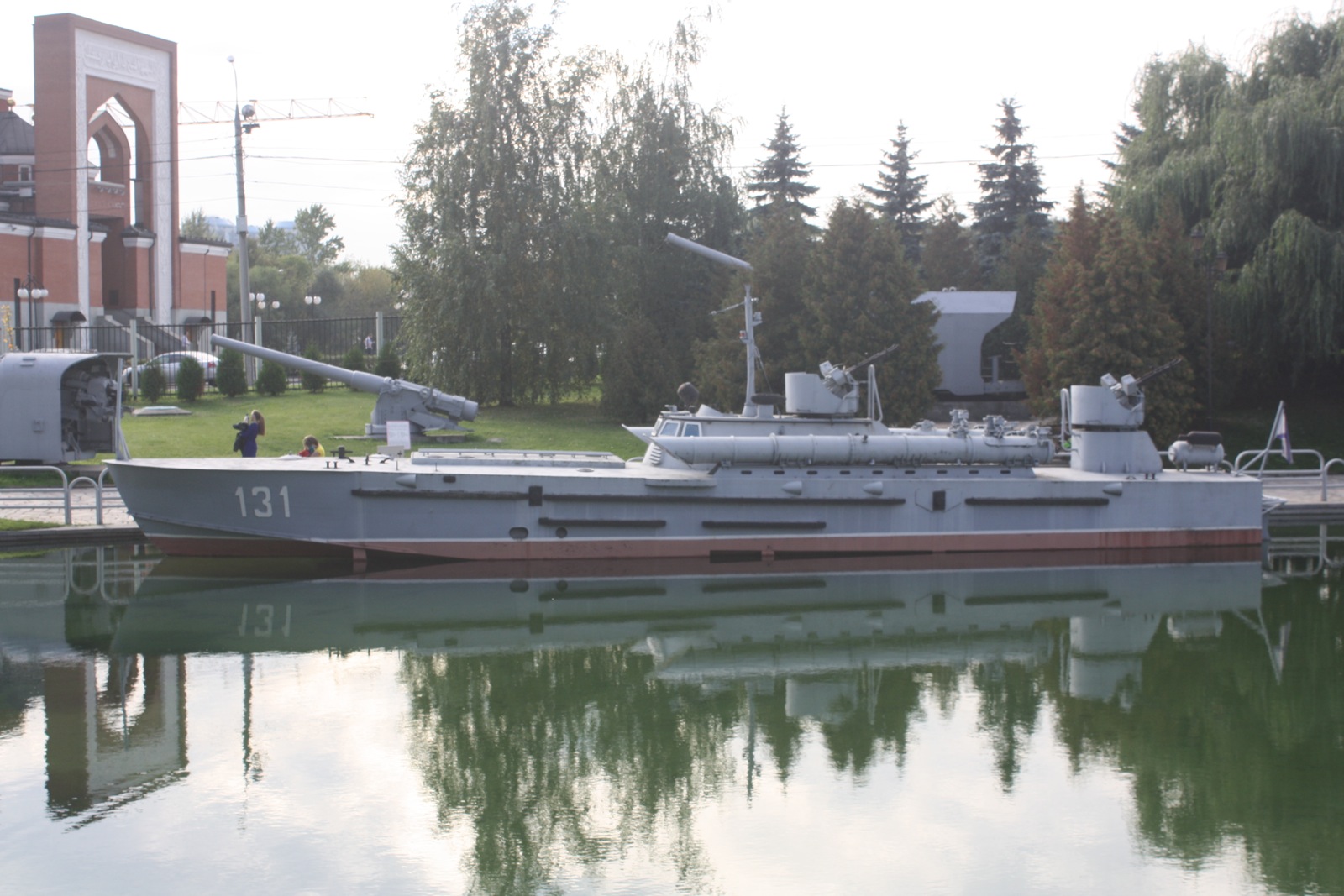 Pomorski izlošci izloženi su na umjetnom jezeru muzeja, pa posjetioci mogu vidjeti i razarač i podmornicu.