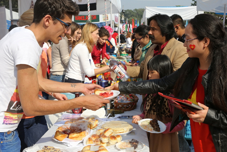 Visitors to the stall were treated to festive food and drinks from Russian national cuisine.