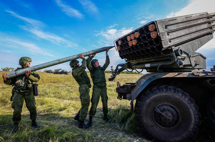 Rostec sedang mempertimbangkan produksi amunisi di Indonesia untuk kendaraan tempur lapis baja dari Rusia, terutama yang dilengkapi dengan peluru artileri kaliber 30 mm dan 100 mm.