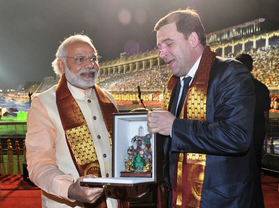 India's Prime Minister Narendra Modi (L) and Evgeny Kuyvashev, Governor of Russia’s Sverdlovsk Region.