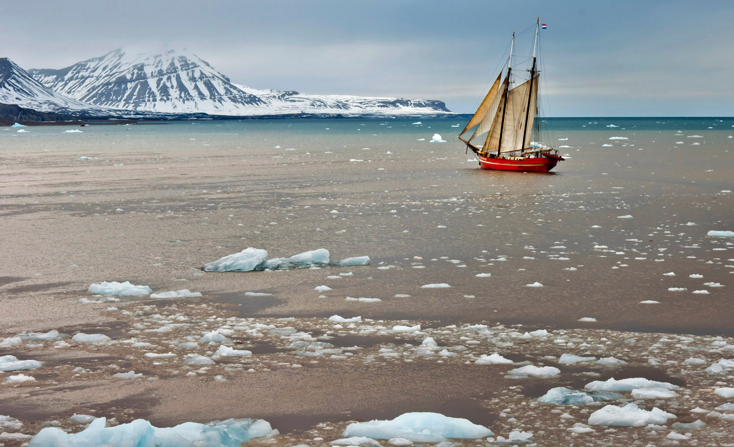 Корабль северный океан. Северно-Ледовитый океан Шпицберген. Баренцево море Шпицберген. Арктика Шпицберген. Океан Северный Ледовитый океан.