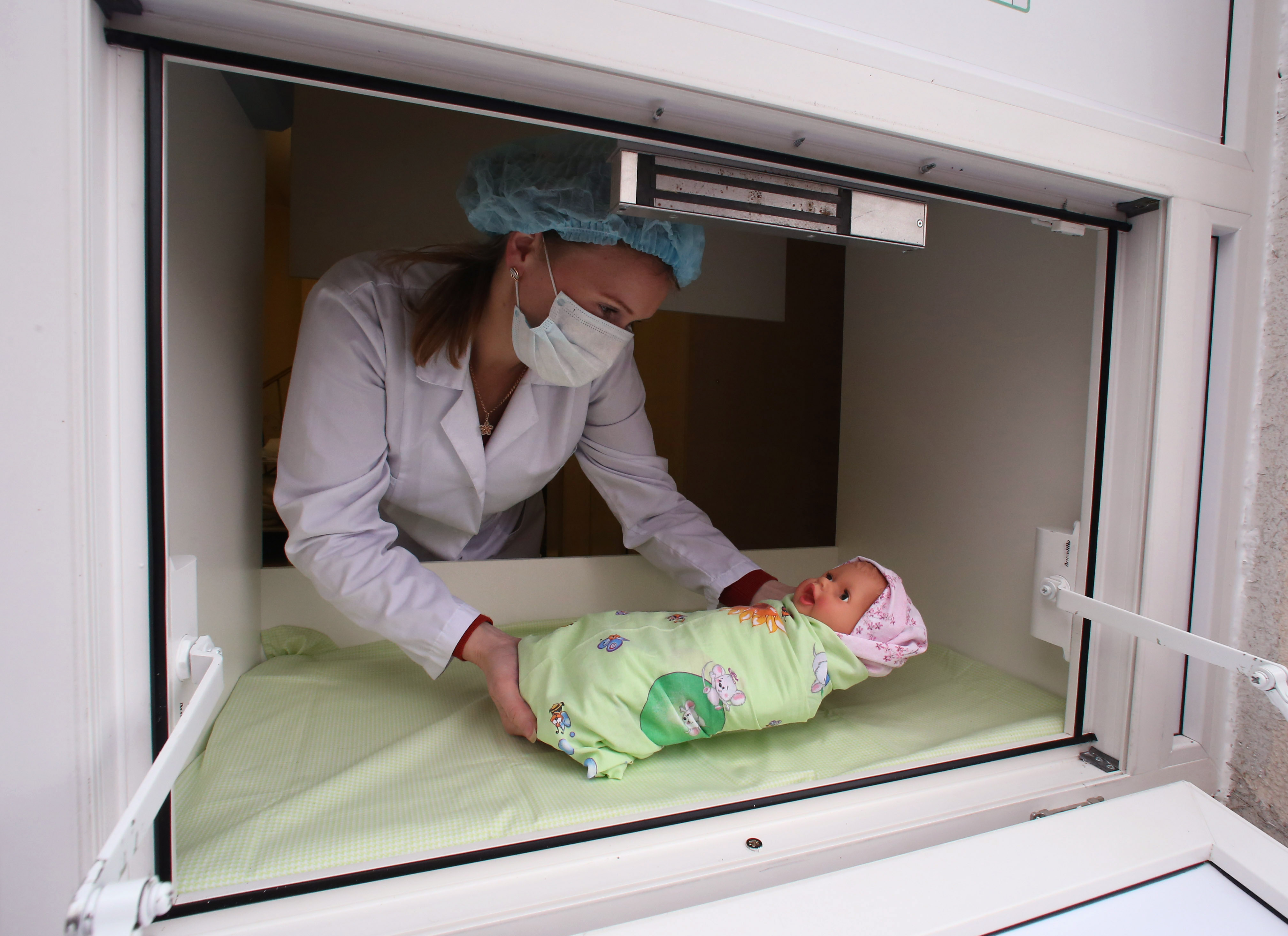 The "window of life" - a baby hath for foundlings - has been installed at Maternity Hospital No. 4 in Kaliningrad.