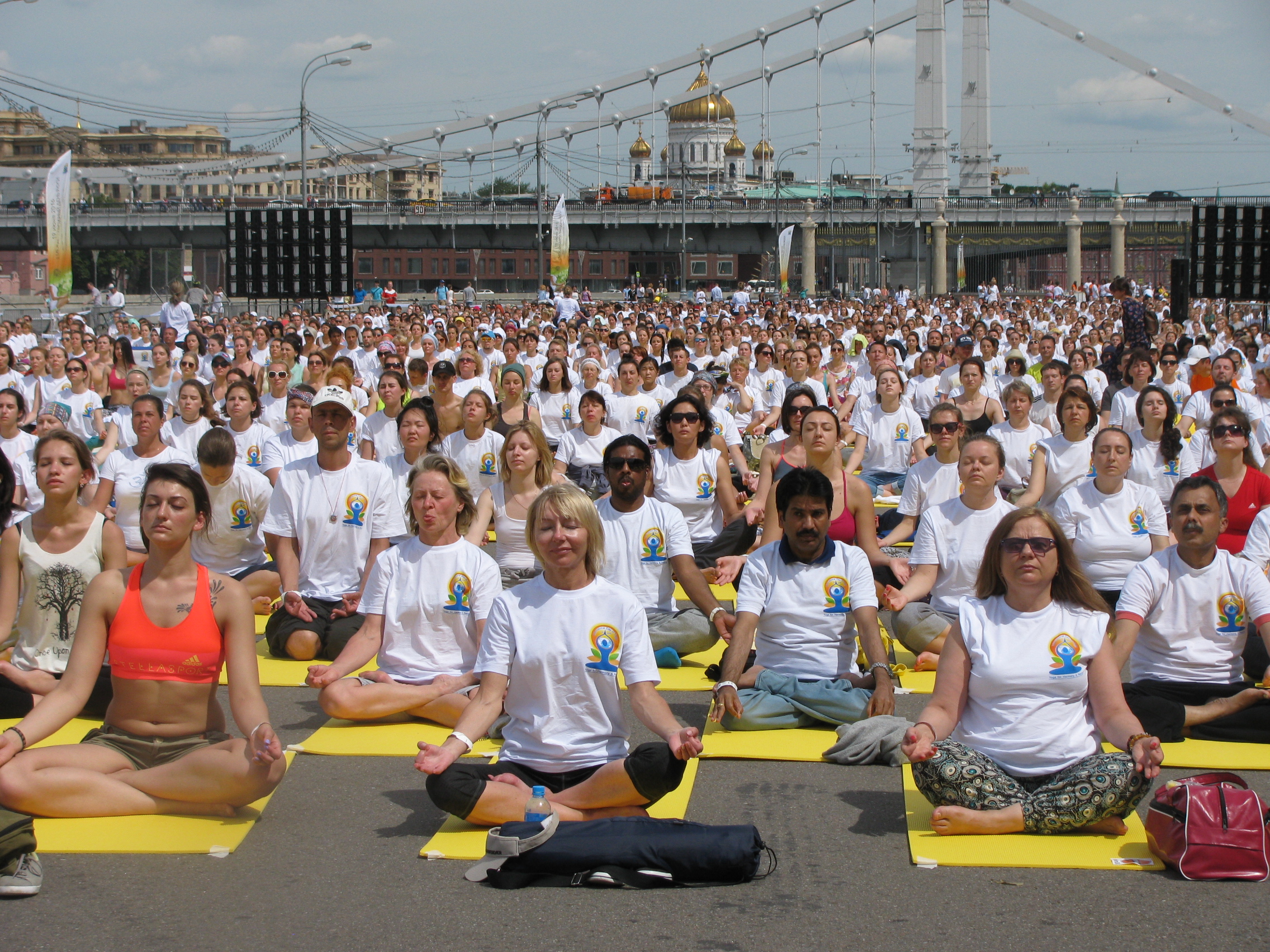 June 21 was declared the official day of yoga in 2014 after an application was lodged to the UN General Assembly to Narendra Modi. At the time his proposal was supported by 170 countries, including Russia. In the Russian Federation, International Yoga Day is celebrated for the second time. This year, large-scale celebrations were organized in Moscow, St. Petersburg, Yekaterinburg, Novosibirsk, Tomsk, and a number of other major Russian cities.