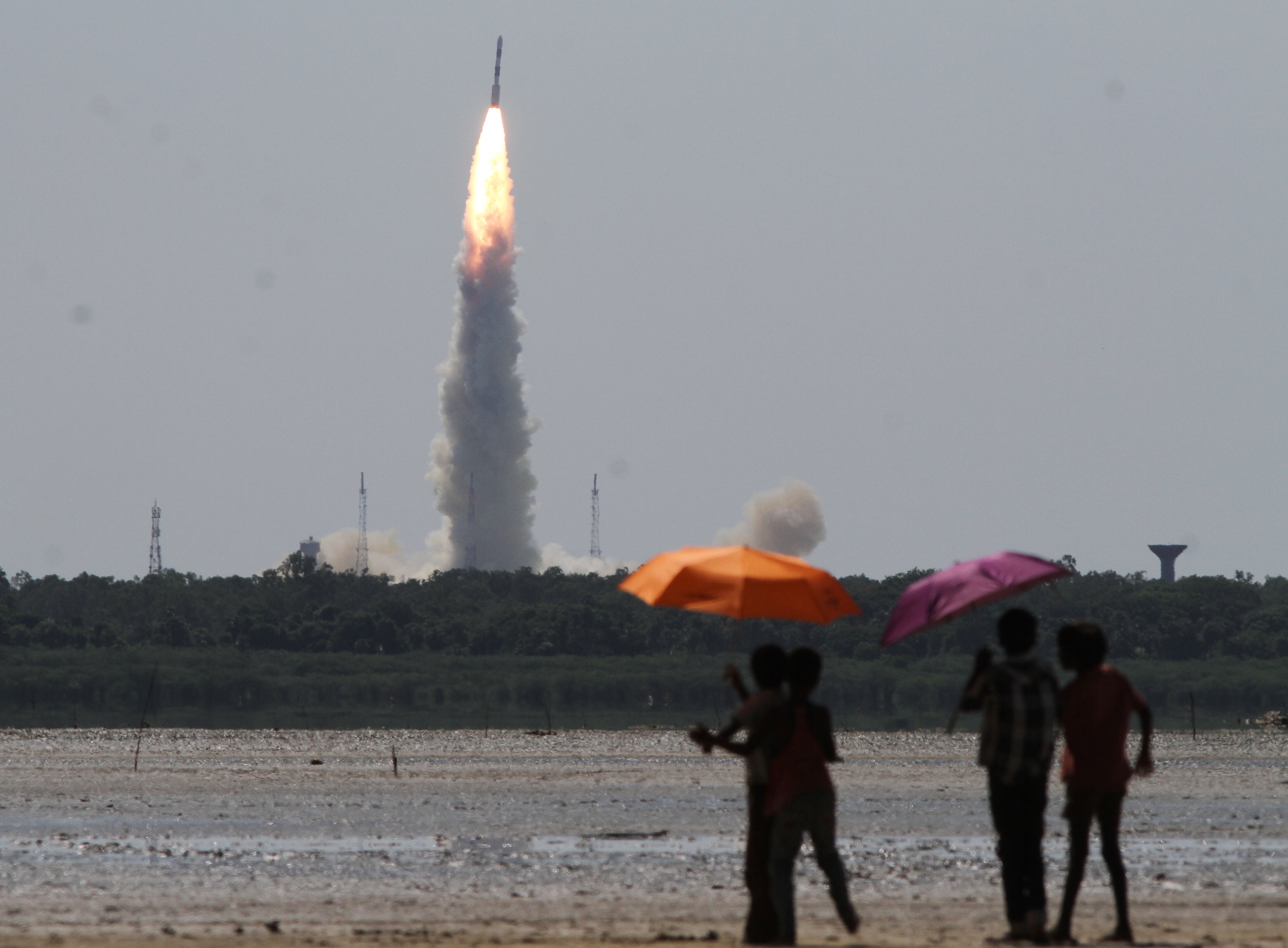 People watch the launch of Indian Space Research Organization's Polar Satellite Launch Vehicle (PSLV) carrying the satellites in Sriharikota, Indian state of Andhra Pradesh, June 22, 2016. 