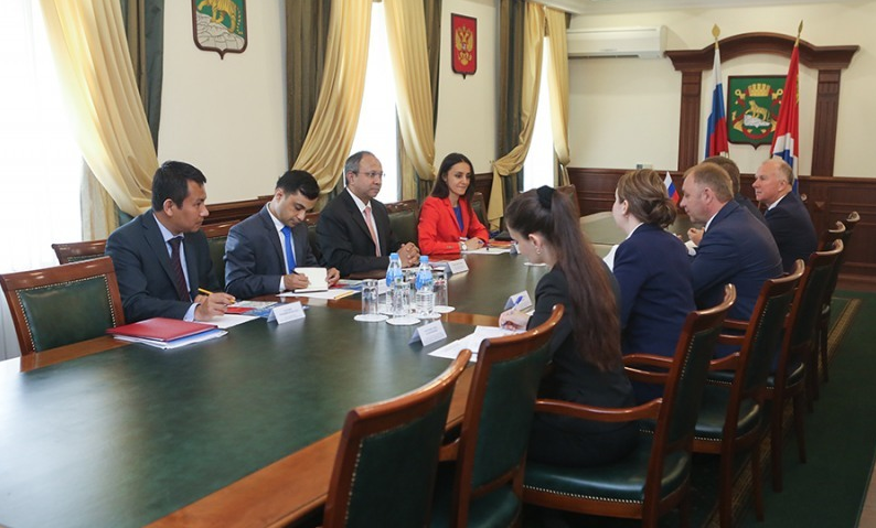 Konstantin Loboda, the acting head of Vladivostok, held a meeting with the Indian Ambassador Saran.