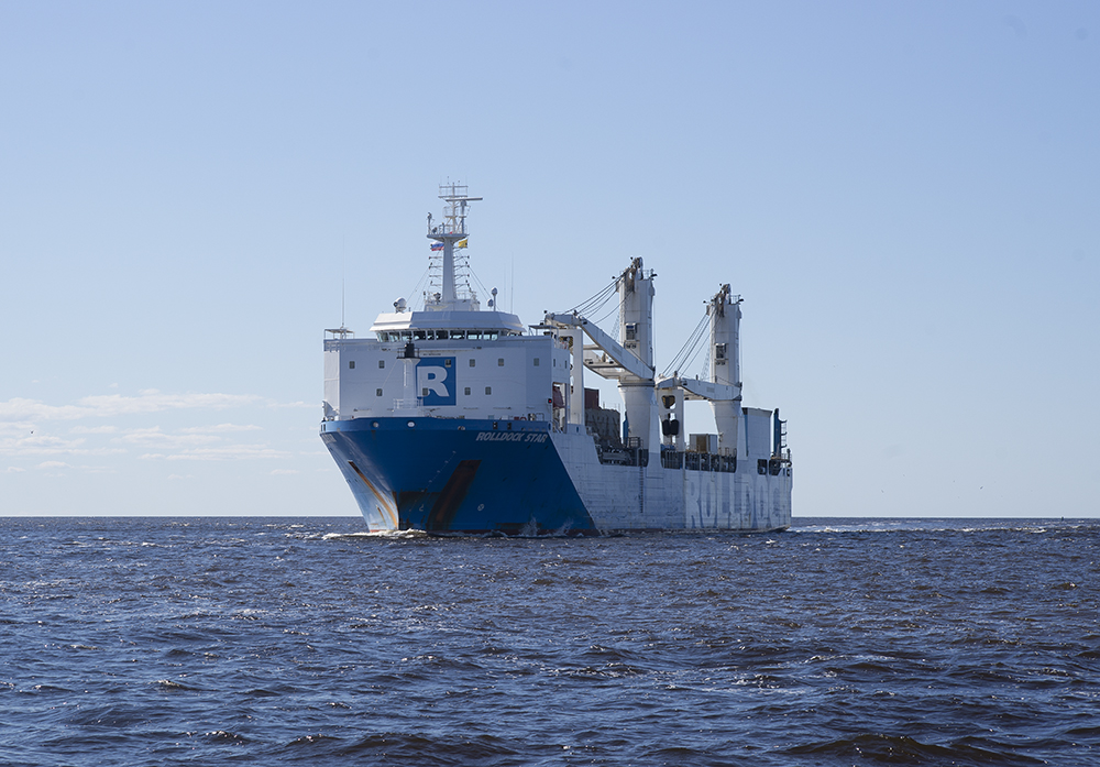 The dock ship “Rolldock Star” with the Indian submarine on the board at the entrance to the port of Severodvinsk.