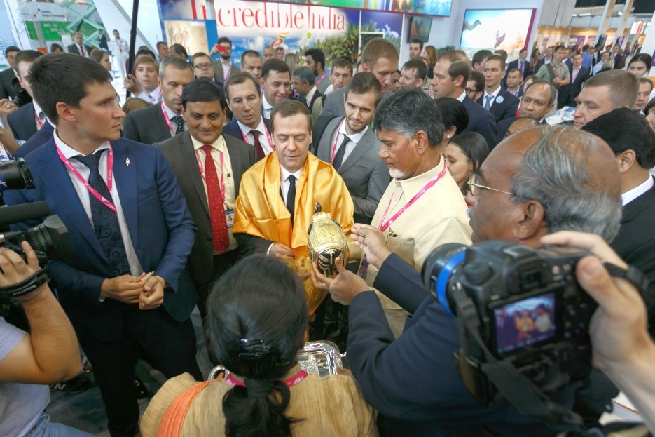 Russian Prime Minister Dmitry Medvedev with the Indian delegation at INNOPROM.