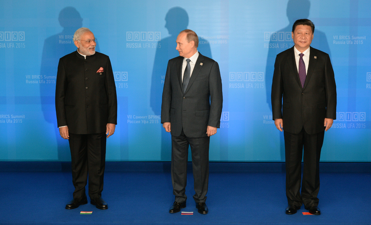 President of the People’s Republic of China Xi Jinping. Left: Prime Minister of the Republic of India Narendra Modi.