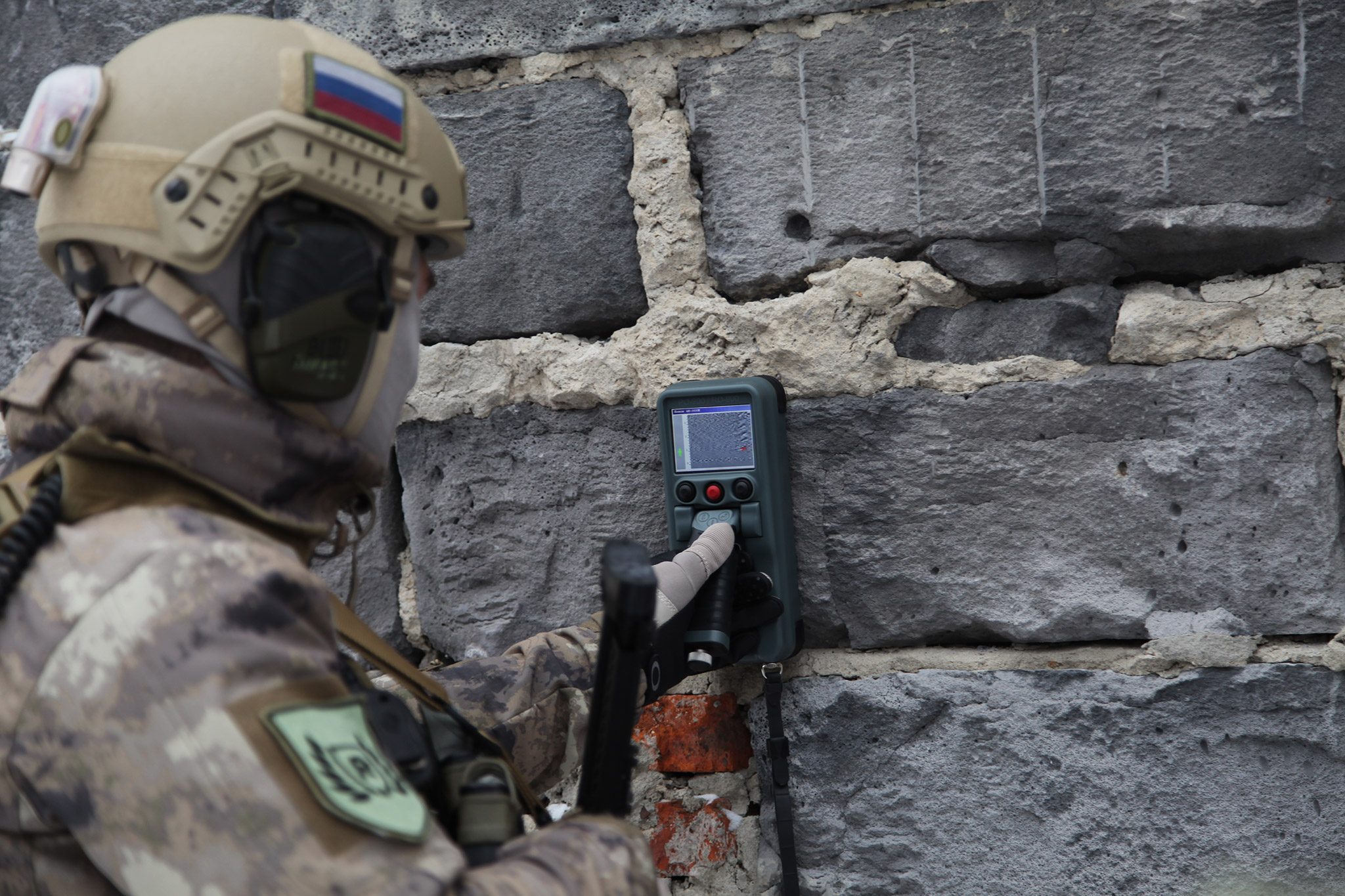 Stenovizor RO-900 radar will allow soldiers of the Russian National Guard to detect terrorists at a safe distance.
