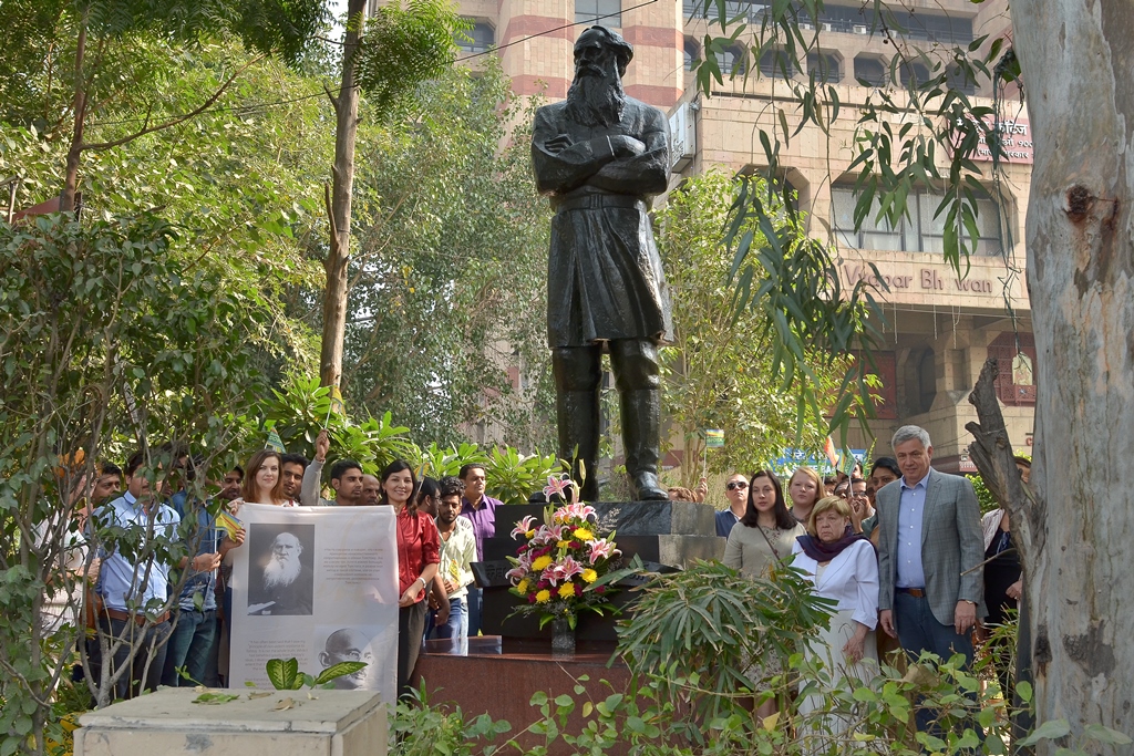 The expedition began with a ceremony paying floral tributes at the monument of Leo Tolstoy on the Tolstoy Marg in New Delhi.