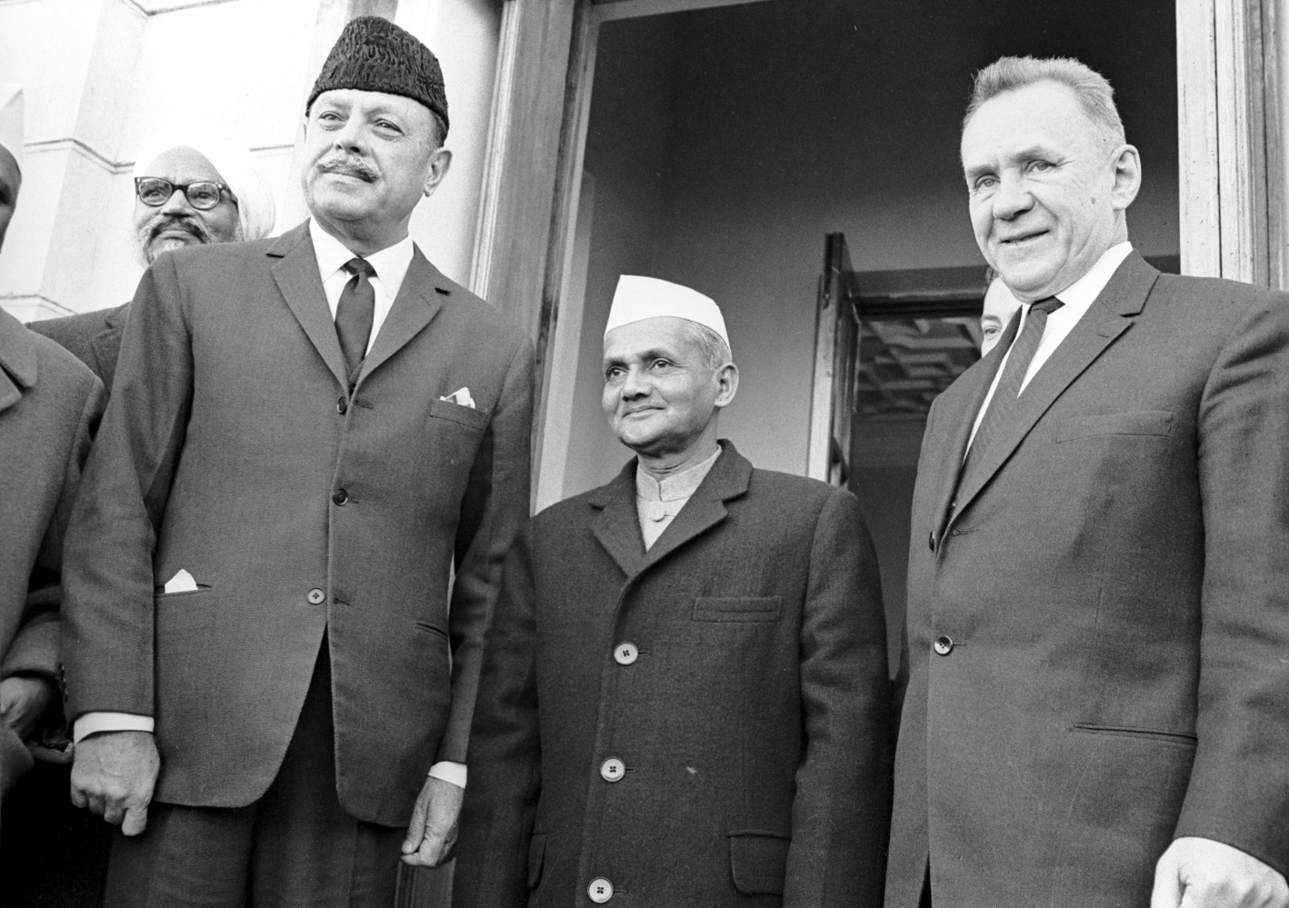 Muhammad Ayub Khan (L), Lal Bahadur Shastri, Alexei Kosygin before the Taskent meeting between the heads of government of India and Pakistan, mediated by the USSR.