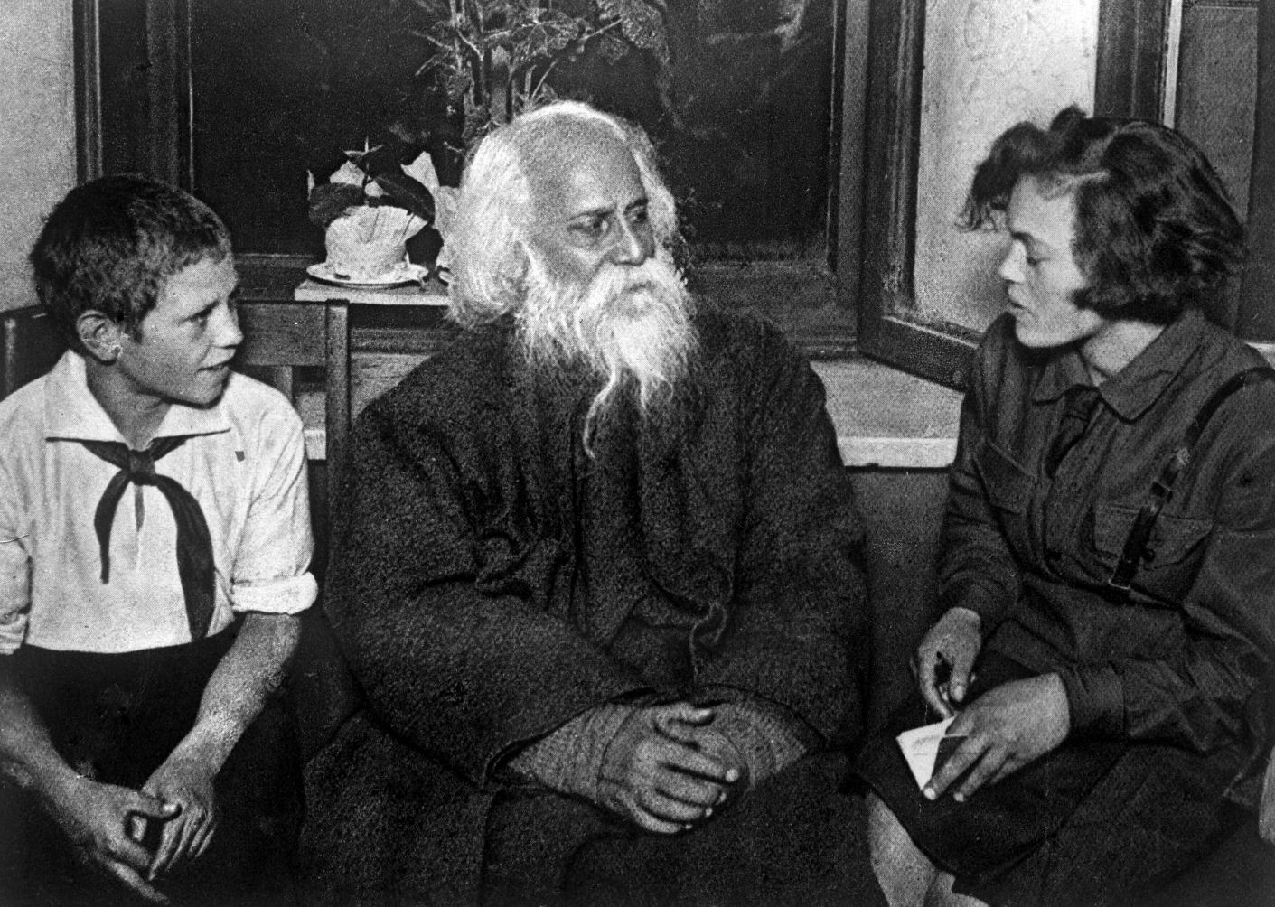 Indian poet and educator Rabindranath Tagore with Soviet schoolchildren.