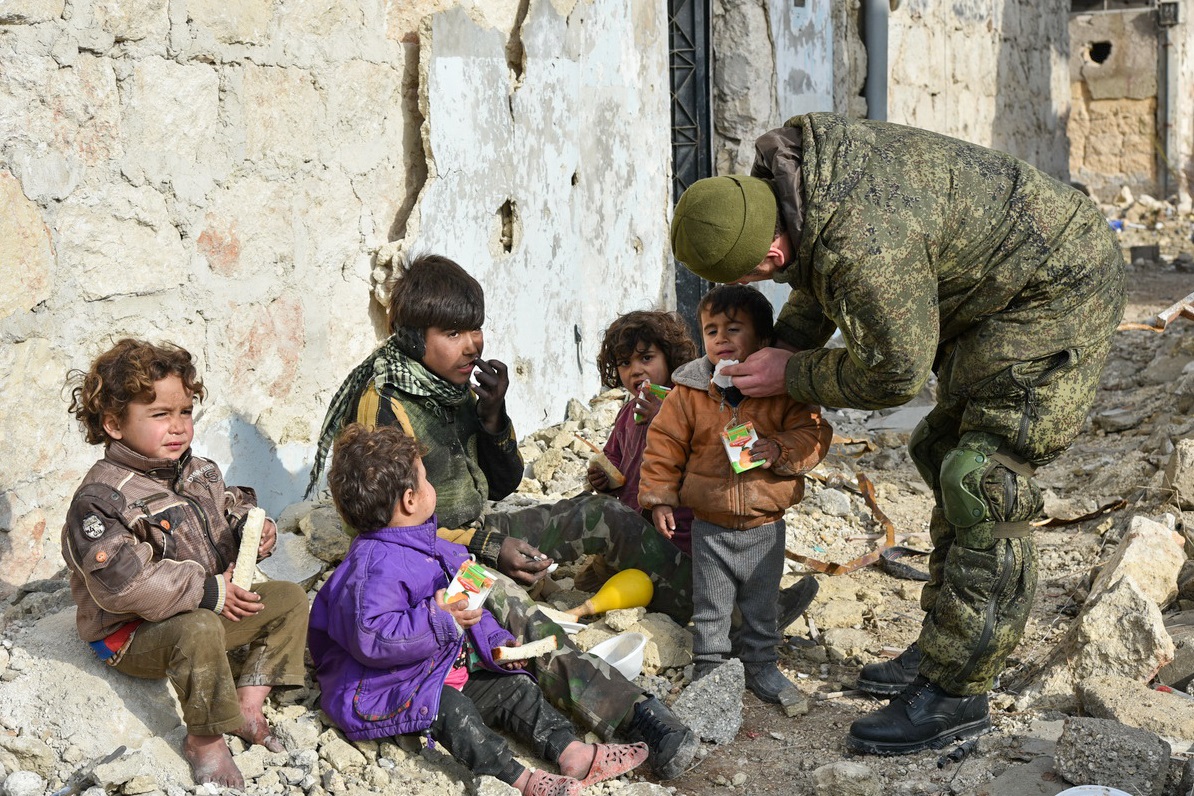 As forças armadas russas também ajudam com entregas de ajuda humanitária e retomada de serviços públicos.