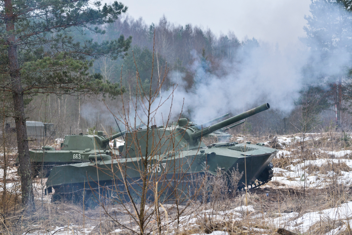 Além disso, as tropas russas e bielorrussas utilizaram veículos BMD-2KU, sistemas de artilharia 2S9 Nona-S e obuses D-30.