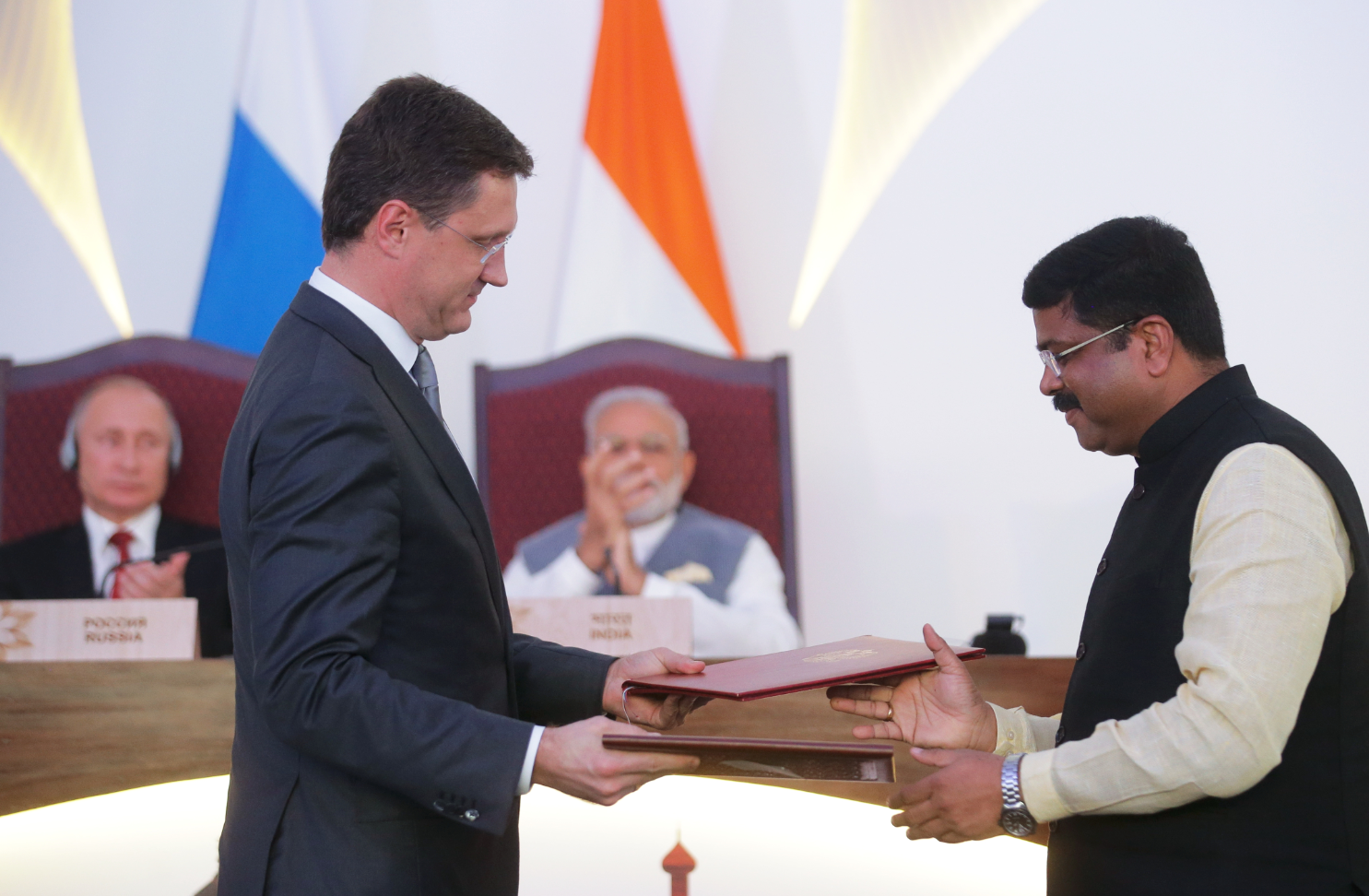 Alexander Novak and Dharmendra Pradhan at the ceremony of signing documents following Russian-Indian talks in Goa, 2016. Source: Mikhail Metzel/RIA Novosti