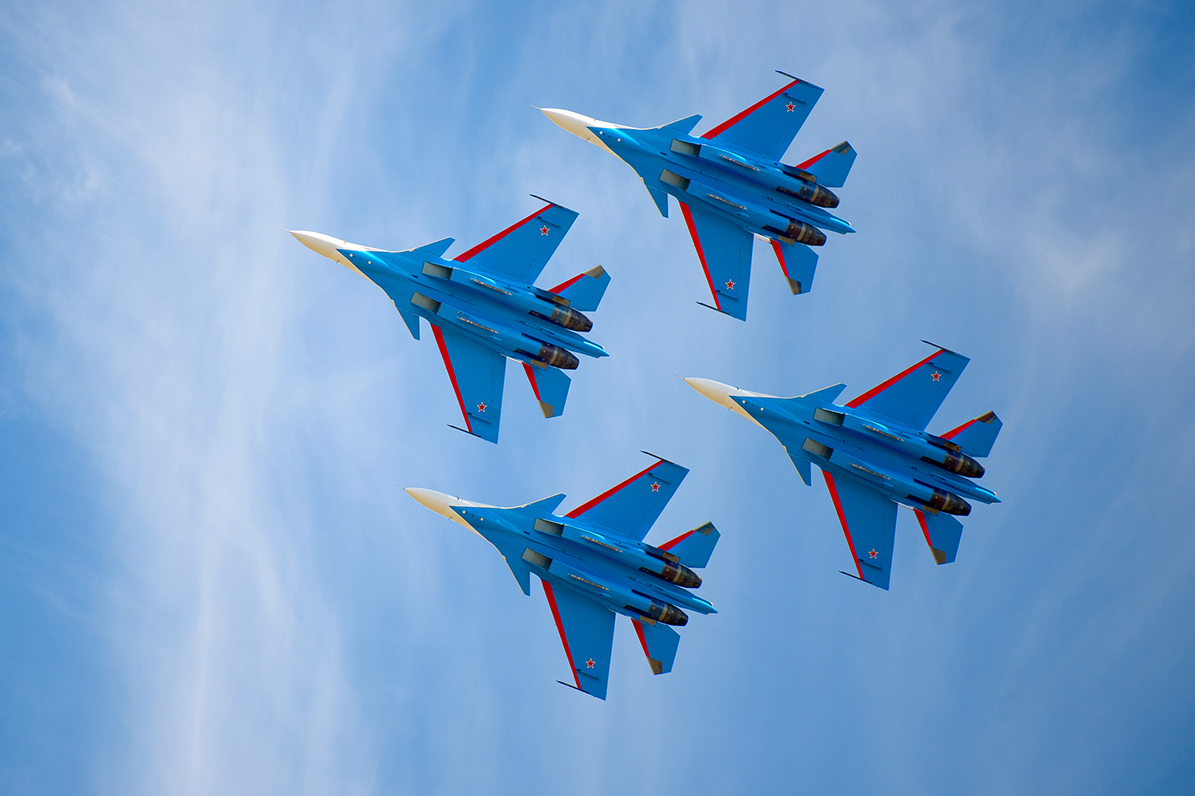 A equipe de acrobacia treina na base aérea de Kubinka, na região de Moscou.