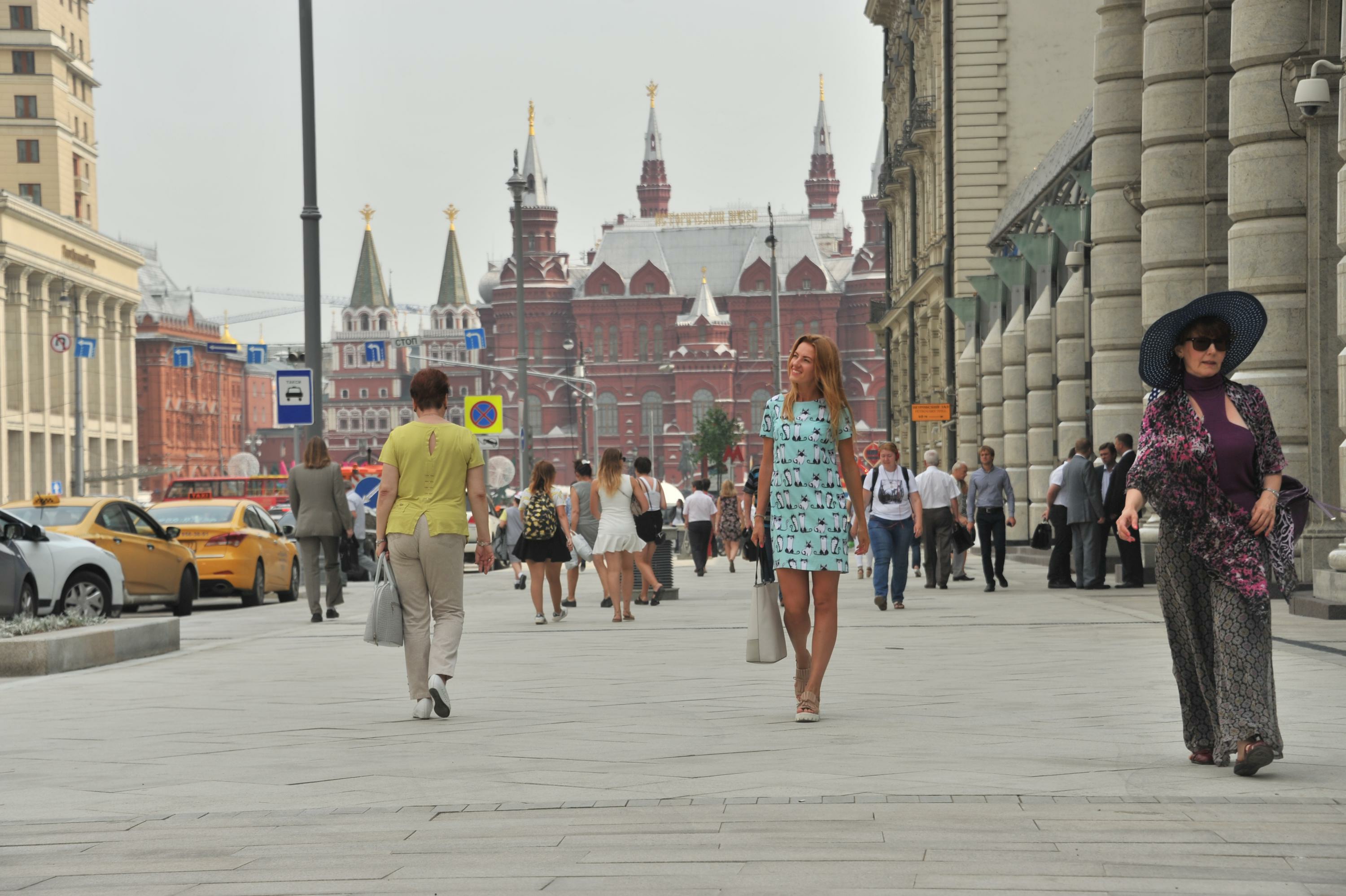 Pedestrians walk on a Moscow street. Source: Global Look Press