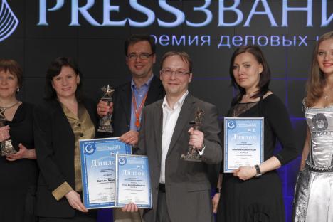 Terzo da destra, Fedor Klimkin, direttore Marketing e Relazioni Pubbliche di Rbth, con il primo premio del concorso PressZvanie (Foto: Ufficio Stampa)