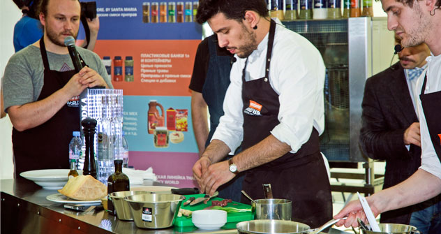 Lo chef italiano Simone Tondo durante il festival Omnivore Food Festival (Foto: Maria Afonina)