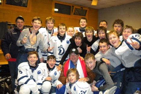 I ragazzi della Dinamo Mosca festeggiano la vittoria al torneo World Selects Invite Hockey Tournamet (Foto: Ufficio Stampa)