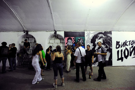 Fan di Viktor Tsoy davanti al muro celebrativo del musicista inaugurato a Ekaterinburg (Foto: Ria Novosti)