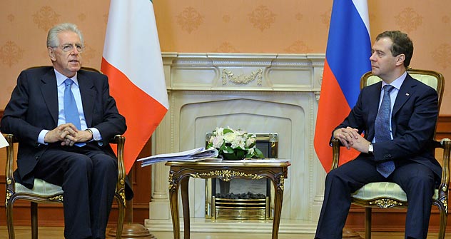 Il presidente del Consiglio Mario Monti a colloquio con il primo ministro russo Dmitri Medvedev (Foto: AFP/East News)