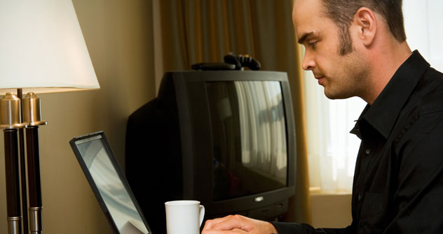 I russi perdono fiducia nel confronti della televisione: molti di loro preferiscono informarsi attraverso Internet e i giornali (Foto: Getty Images)