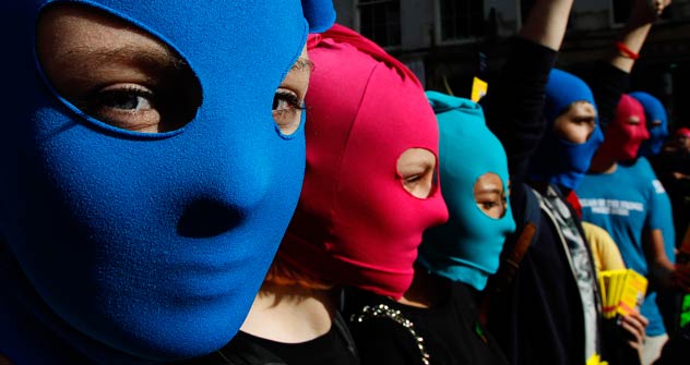 Sostenitori mascherati delle Pussy Riot durante una manifestazione di protesta per la loro scarcerazione (Foto: Reuters/Vostock Photo)
