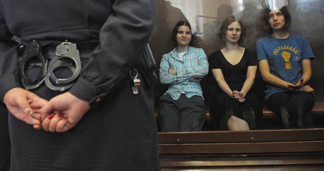 Le tre esponenti delle Pussy Riot in aula di giustizia attendono la sentenza (Foto: Itar-Tass)