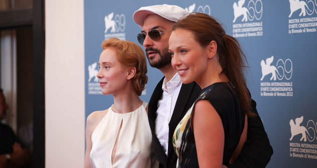 Il regista Boris Serebrennikov, al centro, con le protagoniste del suo  "Izmena": Franziska Petri, alla sua destra, e Albina Dzhanabaeva (Foto: Anna Casazza)