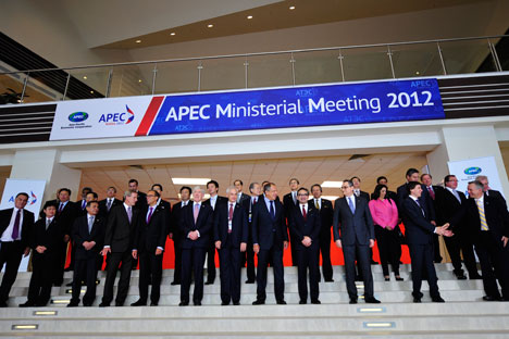 Il ministro russo degli Esteri Sergei Lavrov, al centro, insieme ai colleghi al summit della Comunità Economica Asia-Pacifico (Foto: Itar Tass)